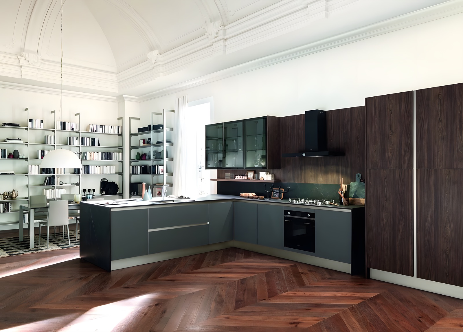 Cucina ad angolo color petrolio con pensili in vetro e parquet a spina