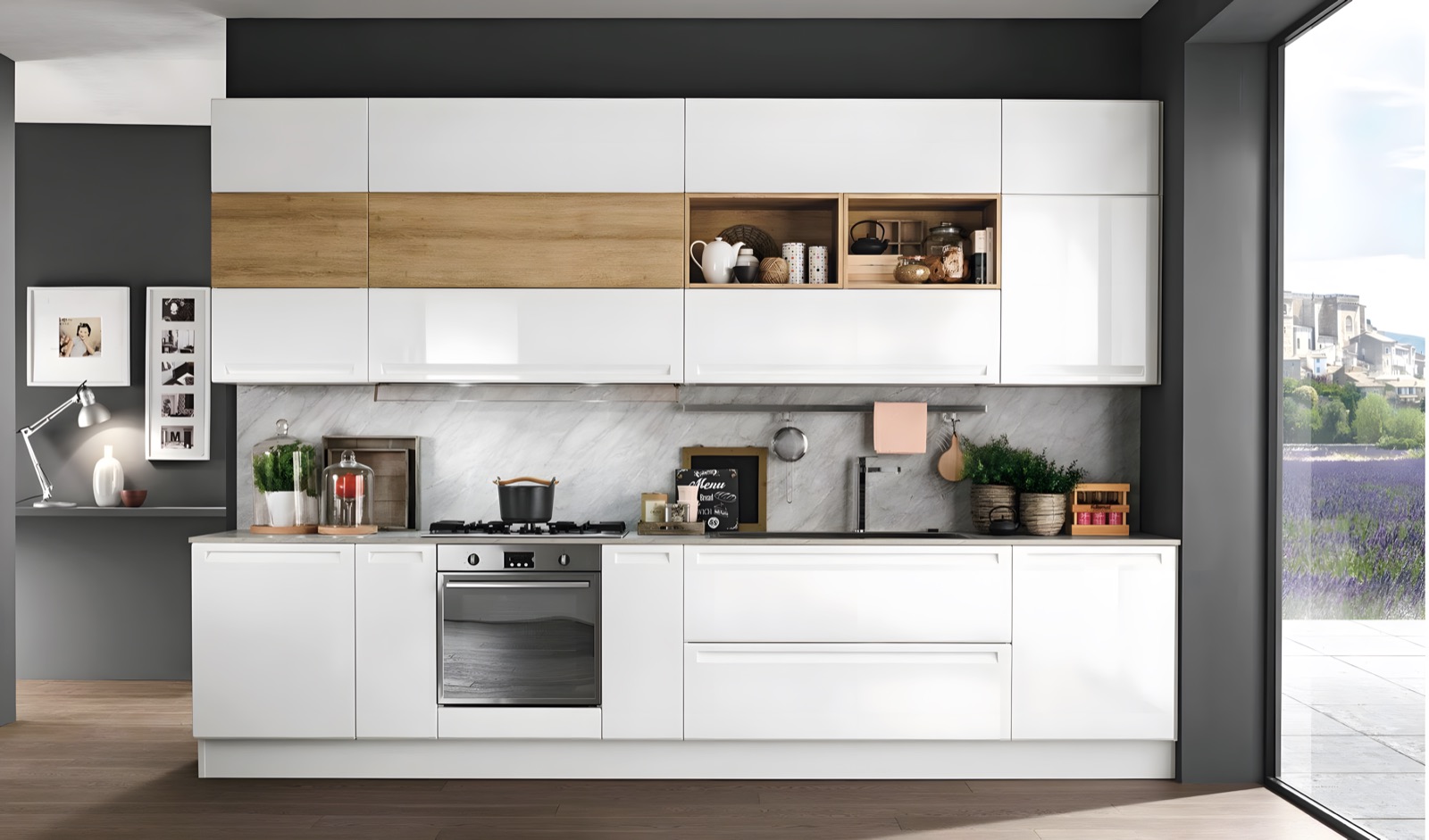 Cucina lineare bianca lucida con inserti in legno